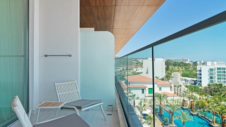 Amanti Madefortwo Hotels